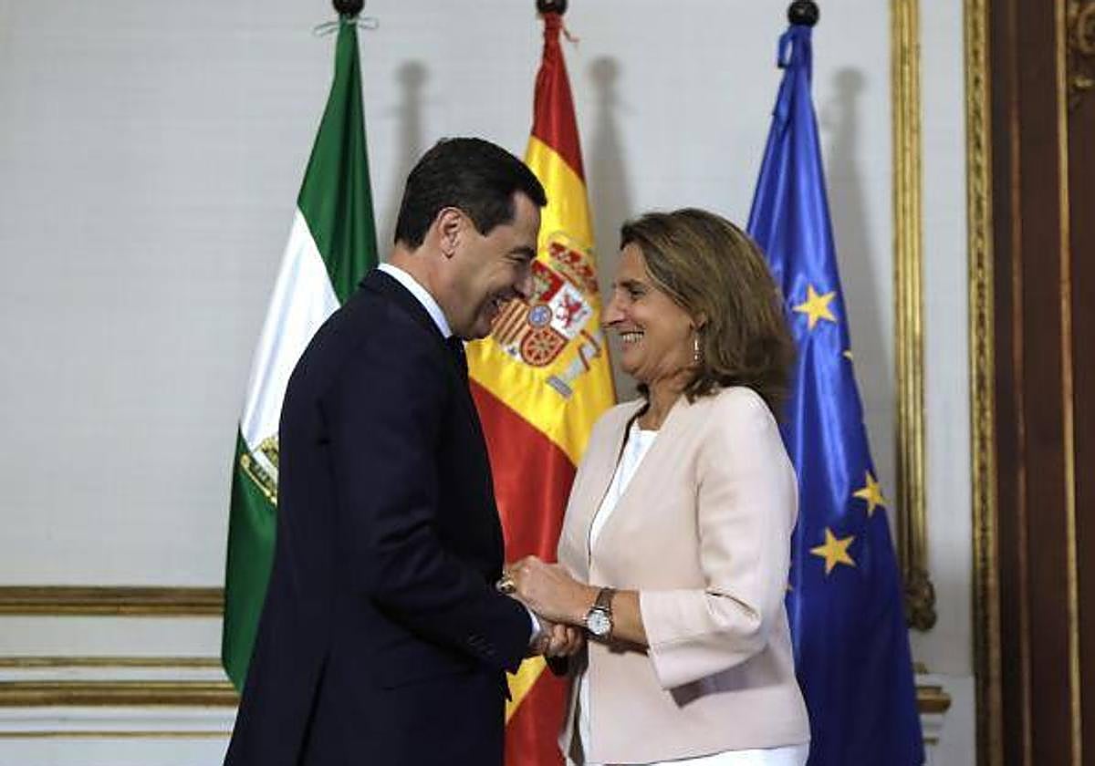 El presidente andaluz, Juanma Moreno, y la vicepresidenta Teresa Ribera