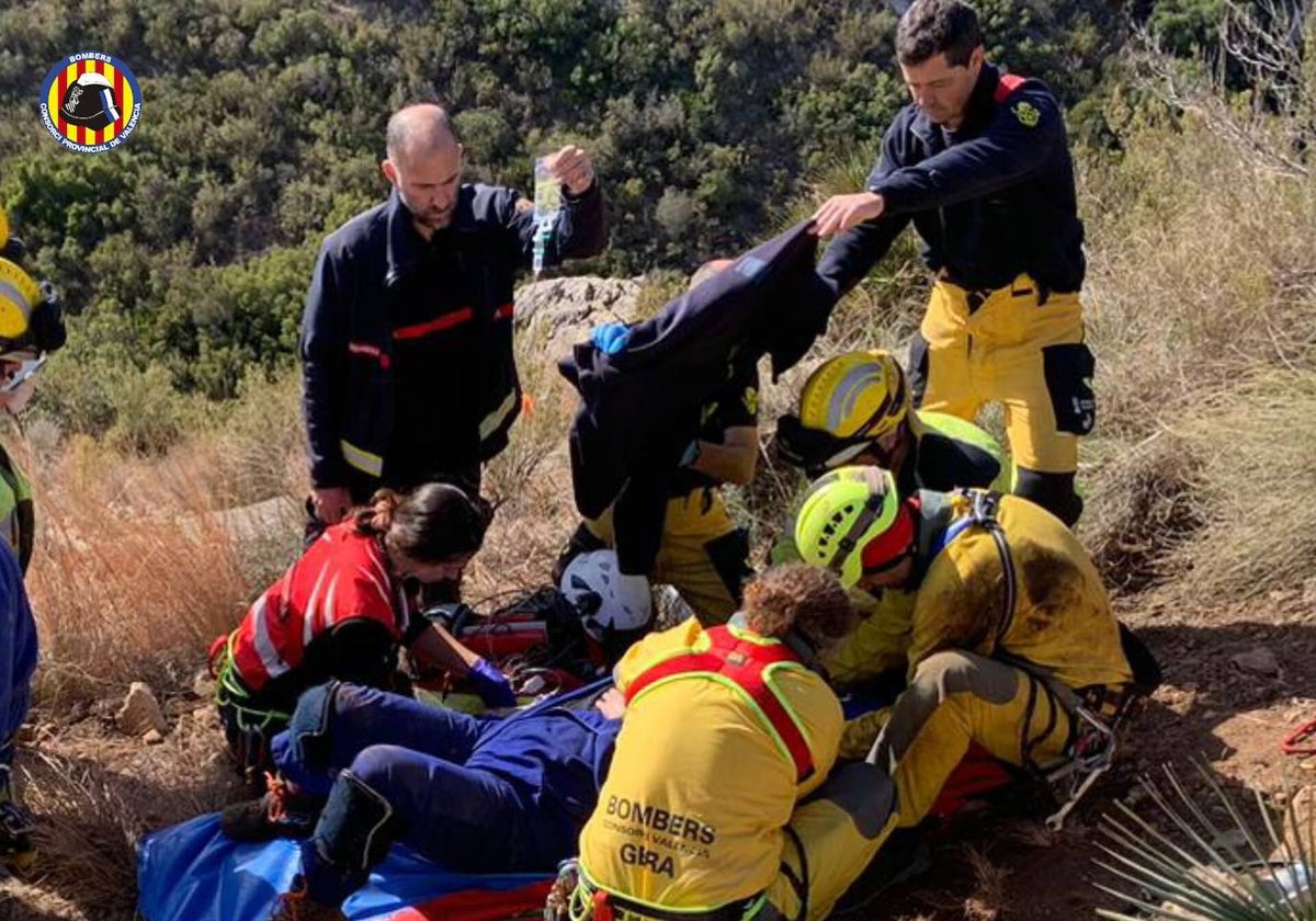 Rescatan a un espeleólogo inconsciente y colgado del arnés tras una caída  en una sima de Alzira