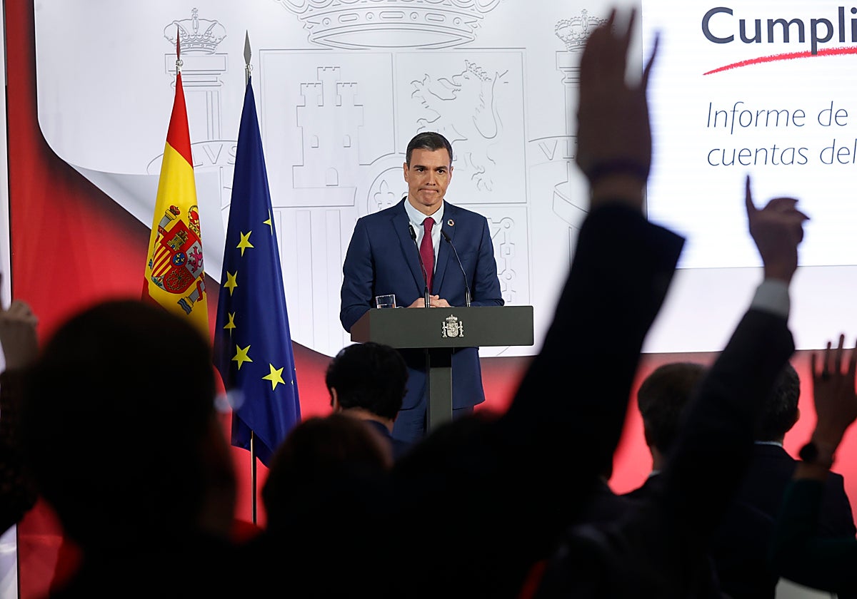 Pedro Sánchez observa varias manos levantadas de periodistas durante una rueda de prensa