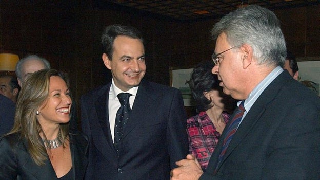 El entonces presidente José Luis Rodríguez Zapatero junto a Felipe González en una conferencia en 2009