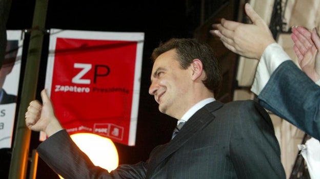 Zapatero celebra su victoria en las elecciones de 2004 en la sede de Ferraz