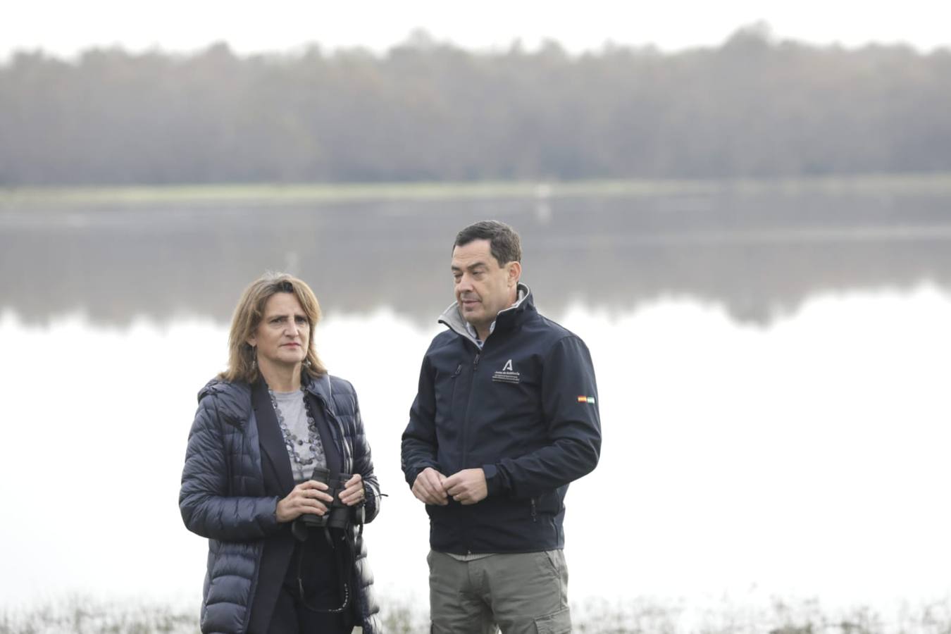 Teresa Ribera y Juan Moreno, durante su paseo por el parque nacional, previo a la firma 