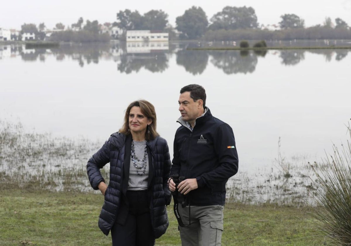 Teresa Ribera y Juan Moreno, durante su paseo por el parque nacional, previo a la firma