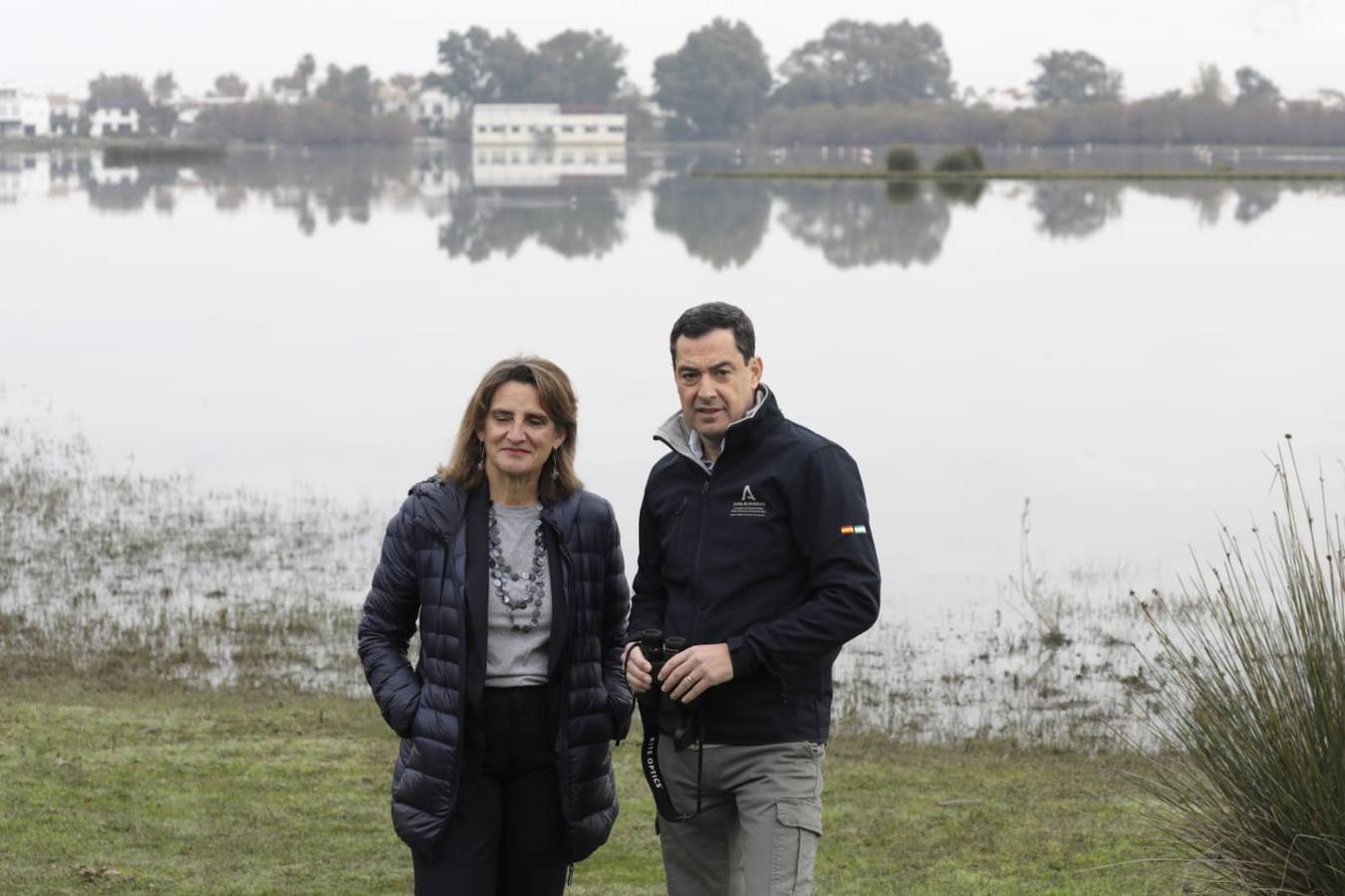 Teresa Ribera y Juan Moreno, durante su paseo por el parque nacional, previo a la firma 