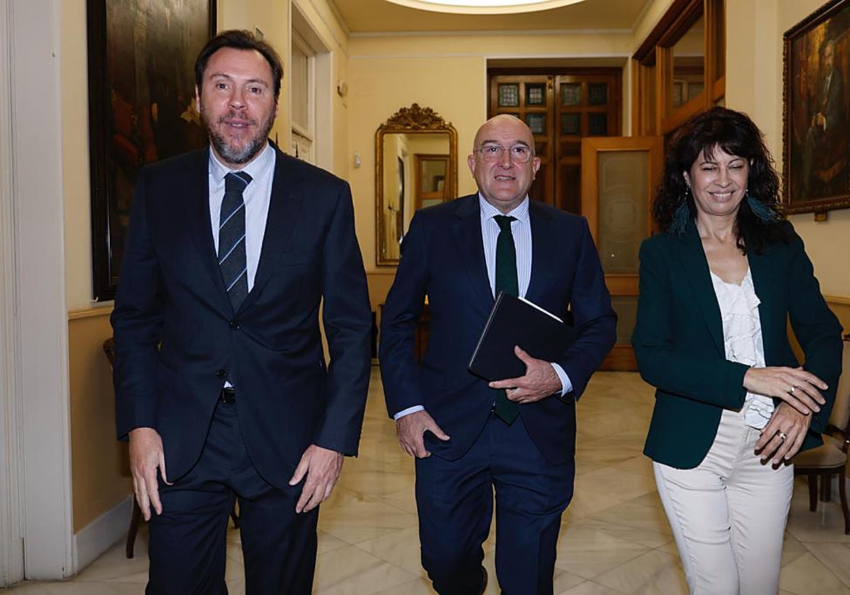 Los ministros Óscar Puente y Ana Redondo junto al alcalde de Valladolid, Jesús Julio Carnero