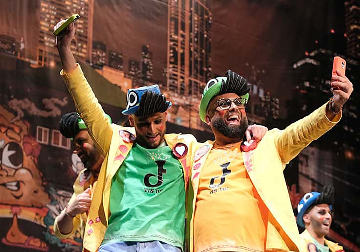 La chirigota de Córdoba 'Sígueme', el año pasado en su actuación en el Falla