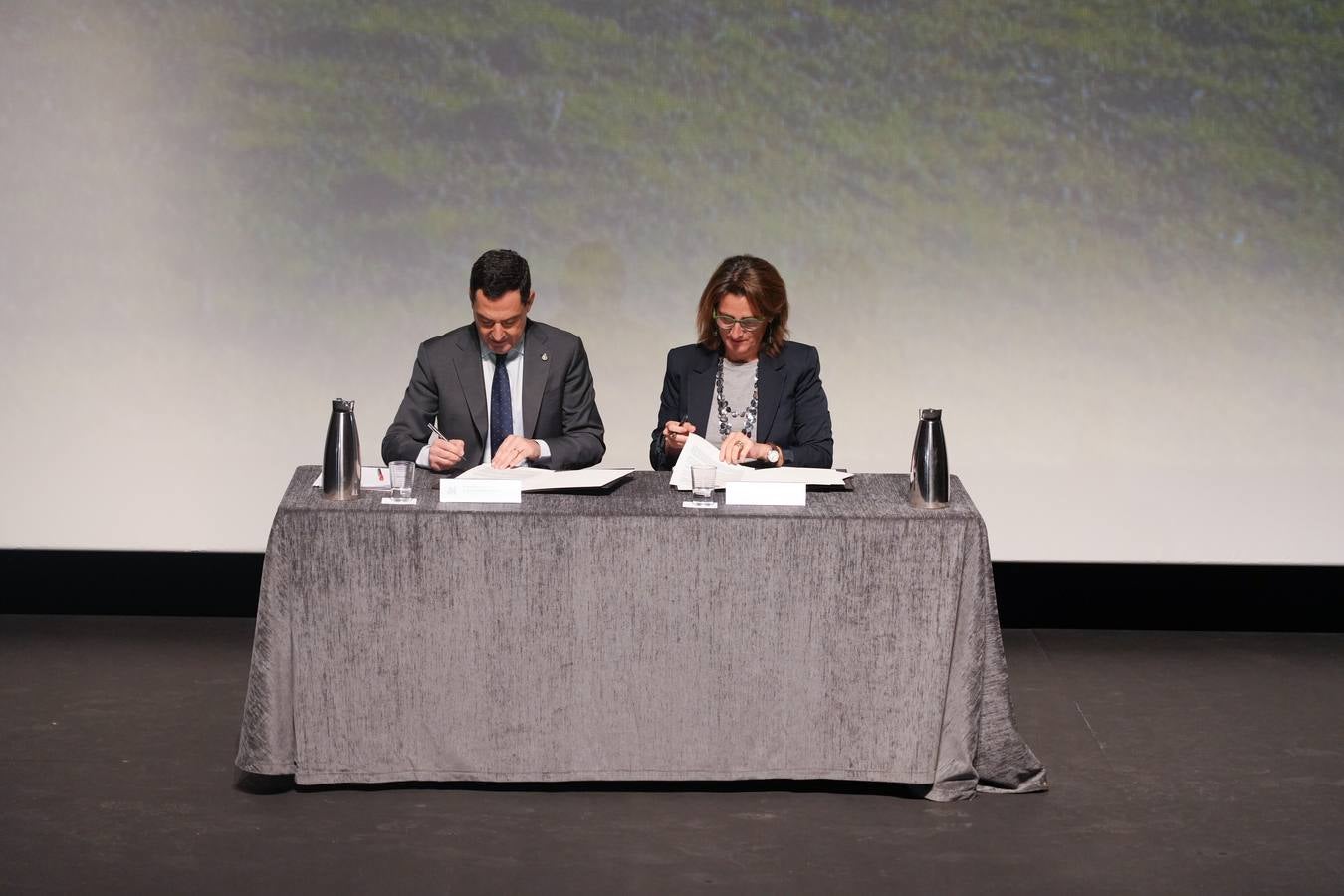 Momento de la firma del acuerdo entre Gobierno central y Junta sobre Doñana