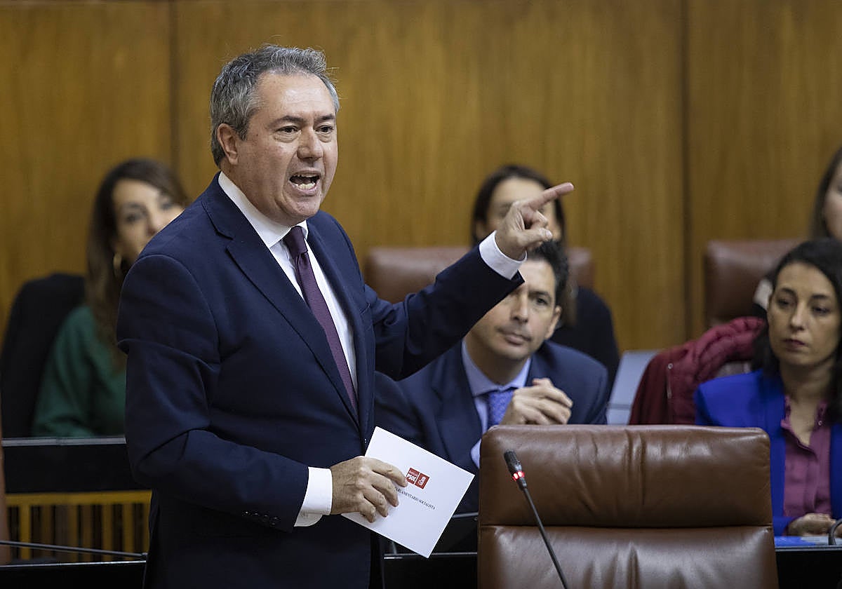 Juanj Espadas señala a su izqueirda durante una intervención en el Parlamento andaluz
