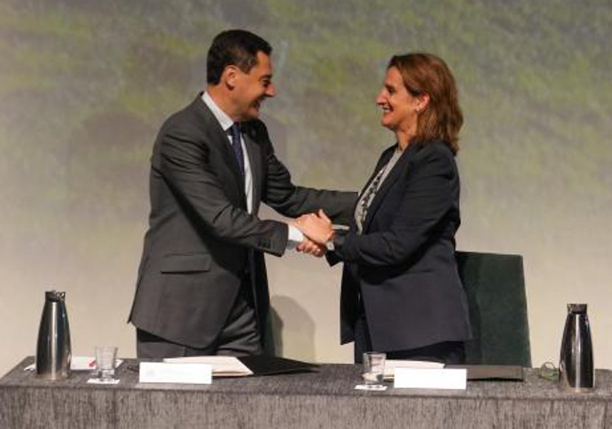 El presidente de la Junta de Andalucía y la Ministra de Transición Ecológica, tras la firma del acuerdo