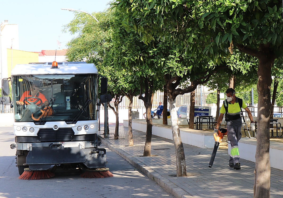 Un vehículo de limpieza viaria en Lucena