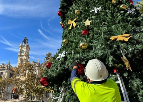 Imagen secundaria 1 - Valencia calculará el impacto de estar «de moda» en Navidad con más decoración y pirotecnia