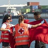 Rescatadas tres pateras con 136 personas, entre ellas dos menores, cerca de Lanzarote