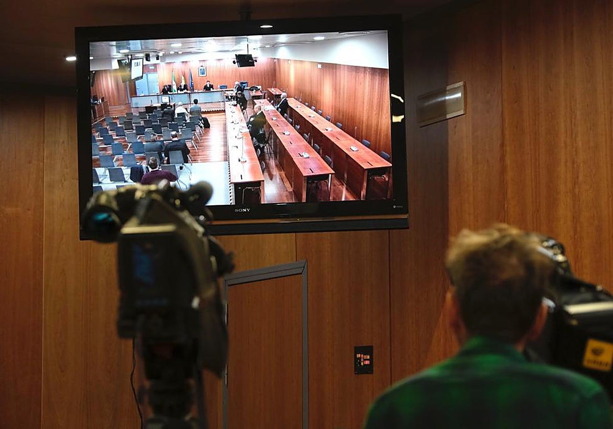 Seguimiento de la declaración del excomisario por videoconferencia desde la sala de prensa