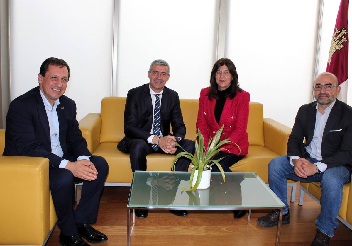 El delegado de la Junta en Toledo, Álvaro Gutiérrez, en una reunión con la alcaldesa de Yeles, María José Ruiz