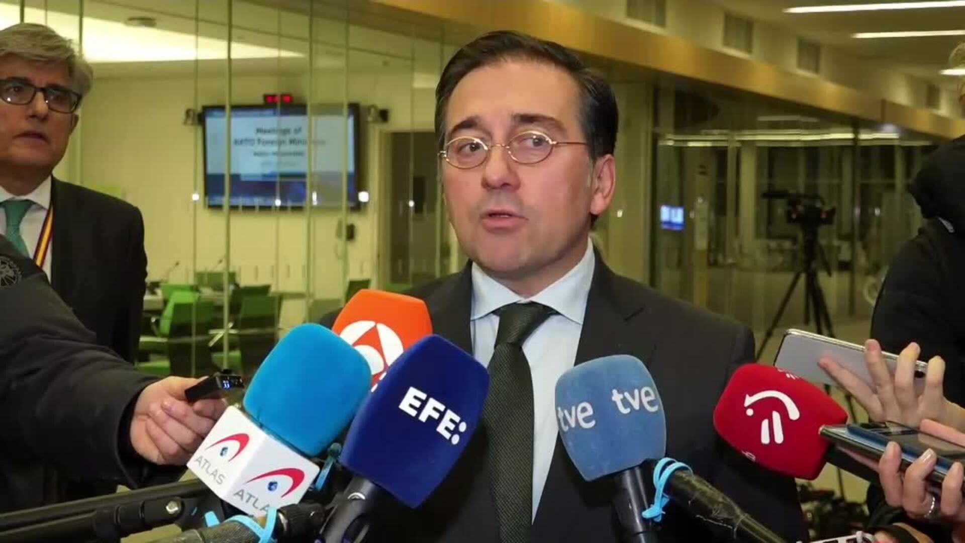 Albares traslada a Kuleba el compromiso de España a que la UE abra negociación con Ucrania