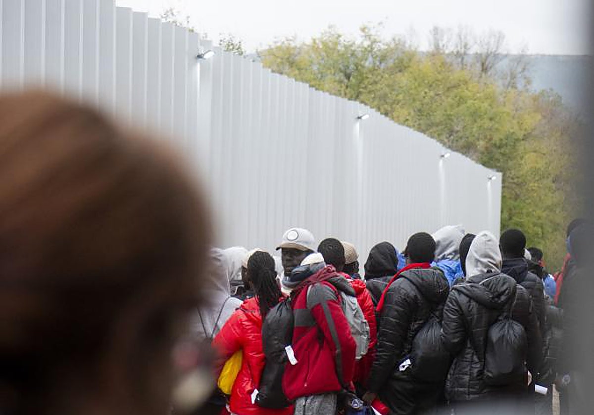 Varios migrantes en su llegada al centro dispuesto en el centro de Alcalá de Henares
