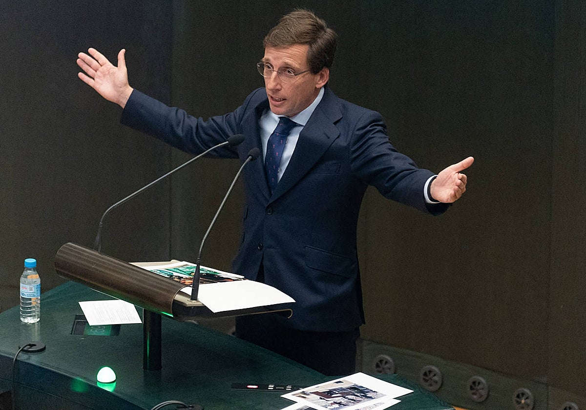 El alcalde de Madrid, José Luis Martínez-Almeida, interviene en el pleno municipal, este martes