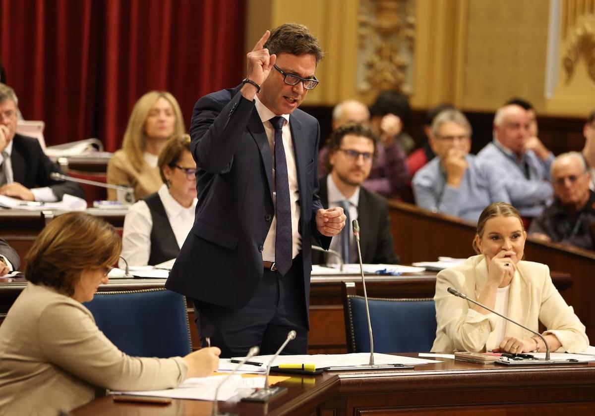 El vicepresidente, Antoni Costa, en el pleno del Parlamento balear