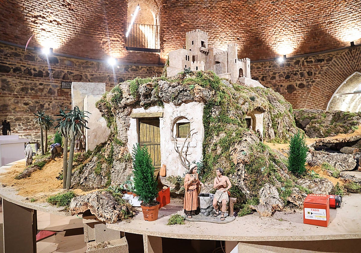 El belén circular del taller Mayo Lebrija, en la Montaña de los Gatos del Retiro, durante su montaje