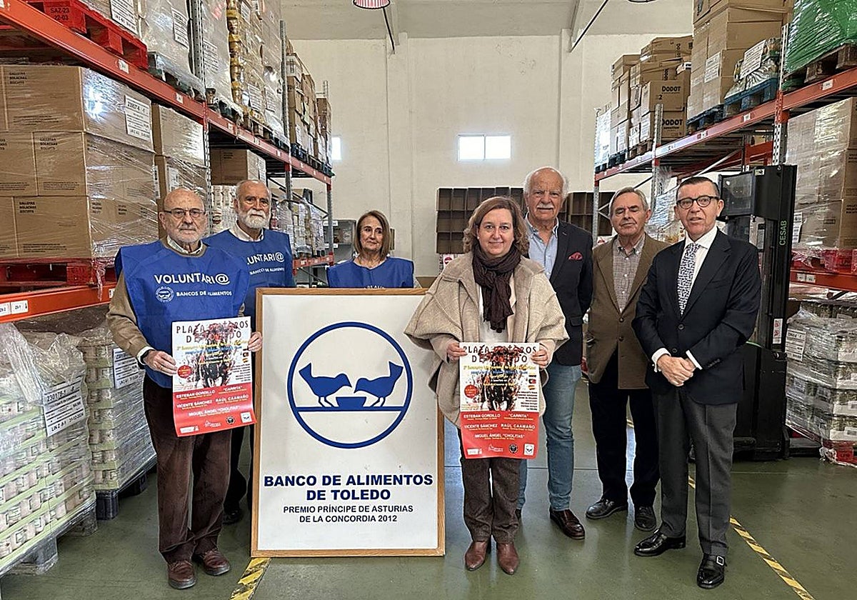 Cedillo con representantes del Banco de Alimentos y de la Comunidad de Propietario de la plaza de toros de Toledo