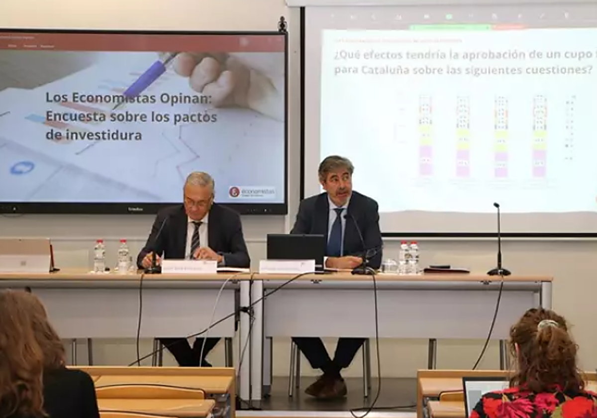 Presentación de la encuesta 'Los economisas opinan: encuesta sobre los pactos de investidura' con el decano del COEV, Juan José Enríquez, y el vicedecano del COEV, Alfredo Hernández