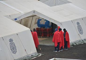 Incertidumbre con la gestión de Elma Saiz tras la llegada de 270 inmigrantes a Madrid