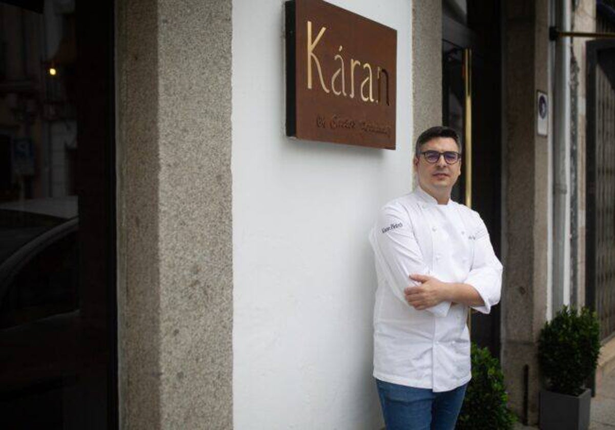 Carlos Fernández en la puerta de Kàran Bistró en Pozoblanco