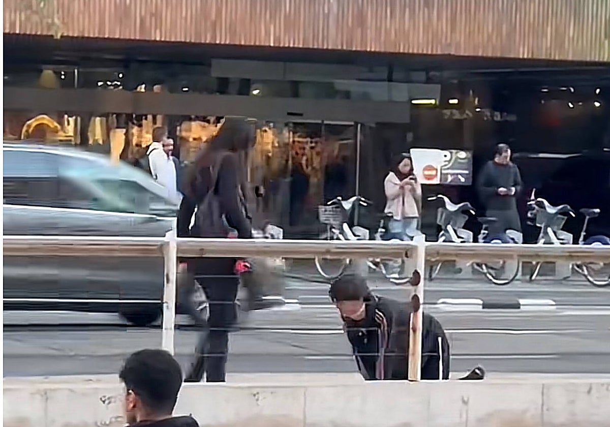 Imagen del vídeo de una mujer paseando un hombre como si fuera un perro en Valencia