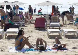 El Ayuntamiento de Alicante estudia prohibir fumar en sus playas tras una encuesta entre los vecinos