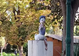 Los Jardines de Viveros de Valencia recuperan la mítica escultura del Pato Donald tras haber sido vandalizada
