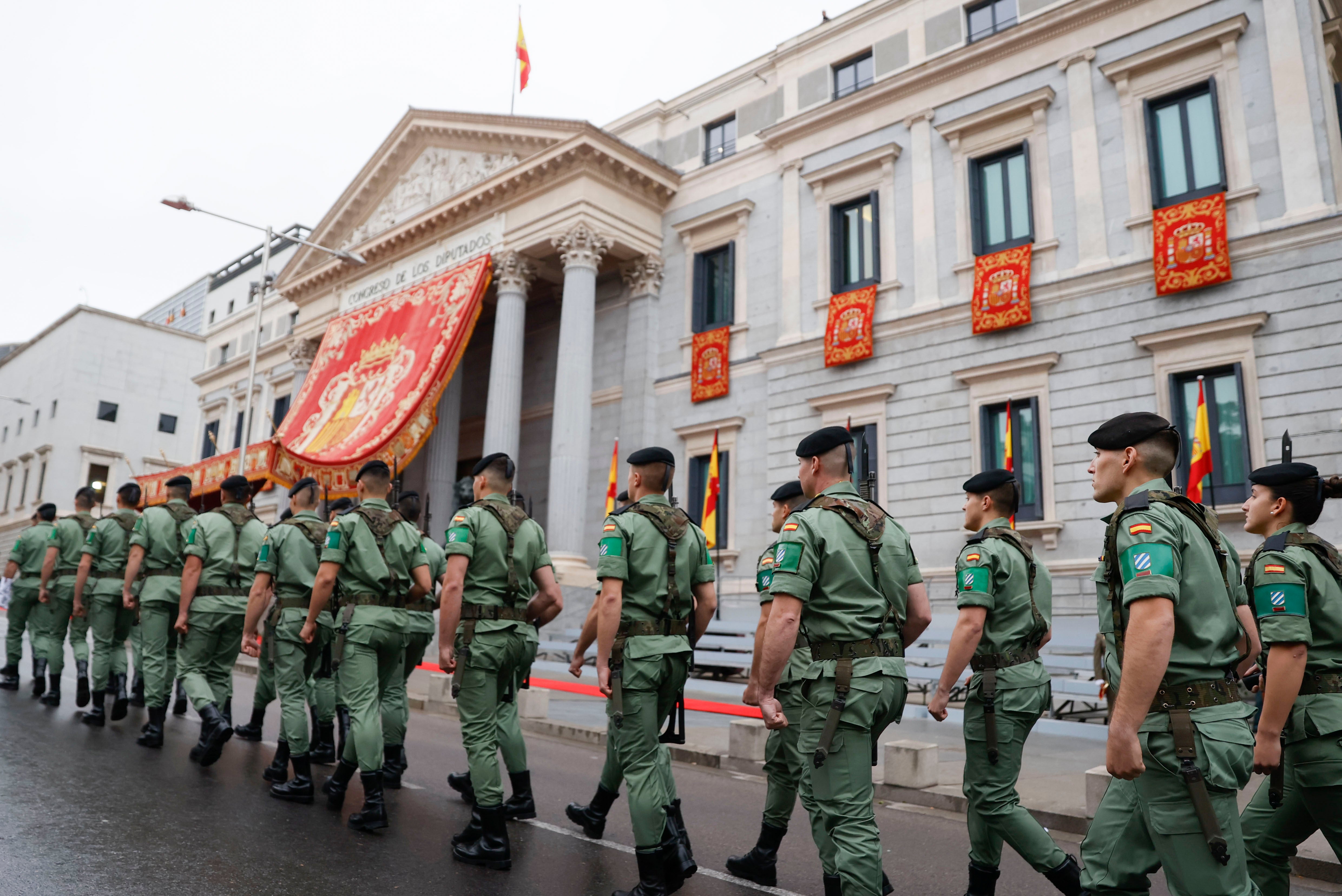 Soldados a las puertas del Congreso de los Diputados engalanado para la ceremonia de apertura de legislatura