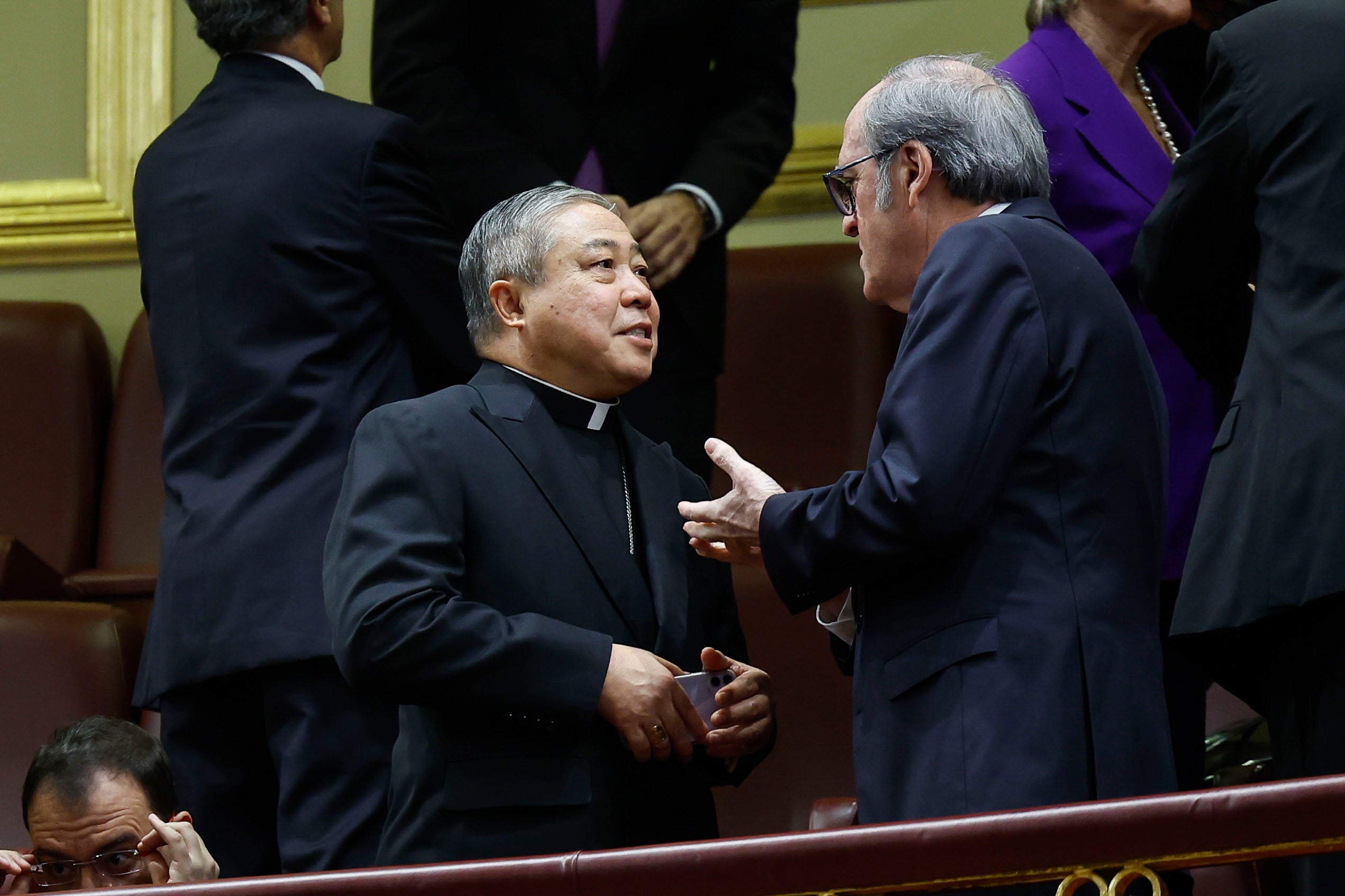 El nuncio Bernardito Cleopás conversa con el defensor del Pueblo, Ángel Gabilondo antes del comienzo de la solemne apertura de la XV Legislatura