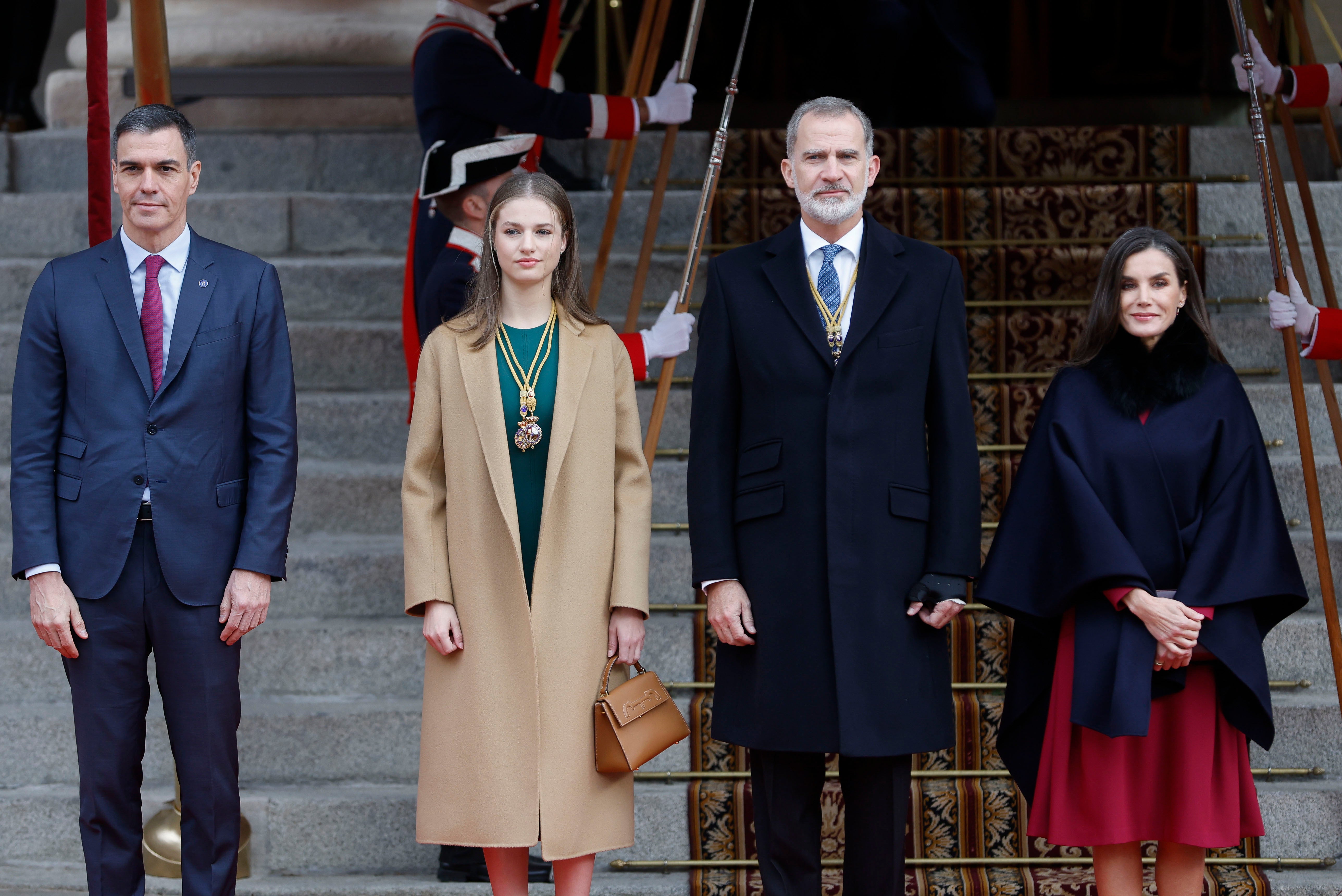 Los Reyes Felipe y Letizia junto a la Princesa de Asturias, Leonor, y el presidente del Gobierno, Pedro Sánchez  a su llegada a la solemne apertura de la XV Legislatura 