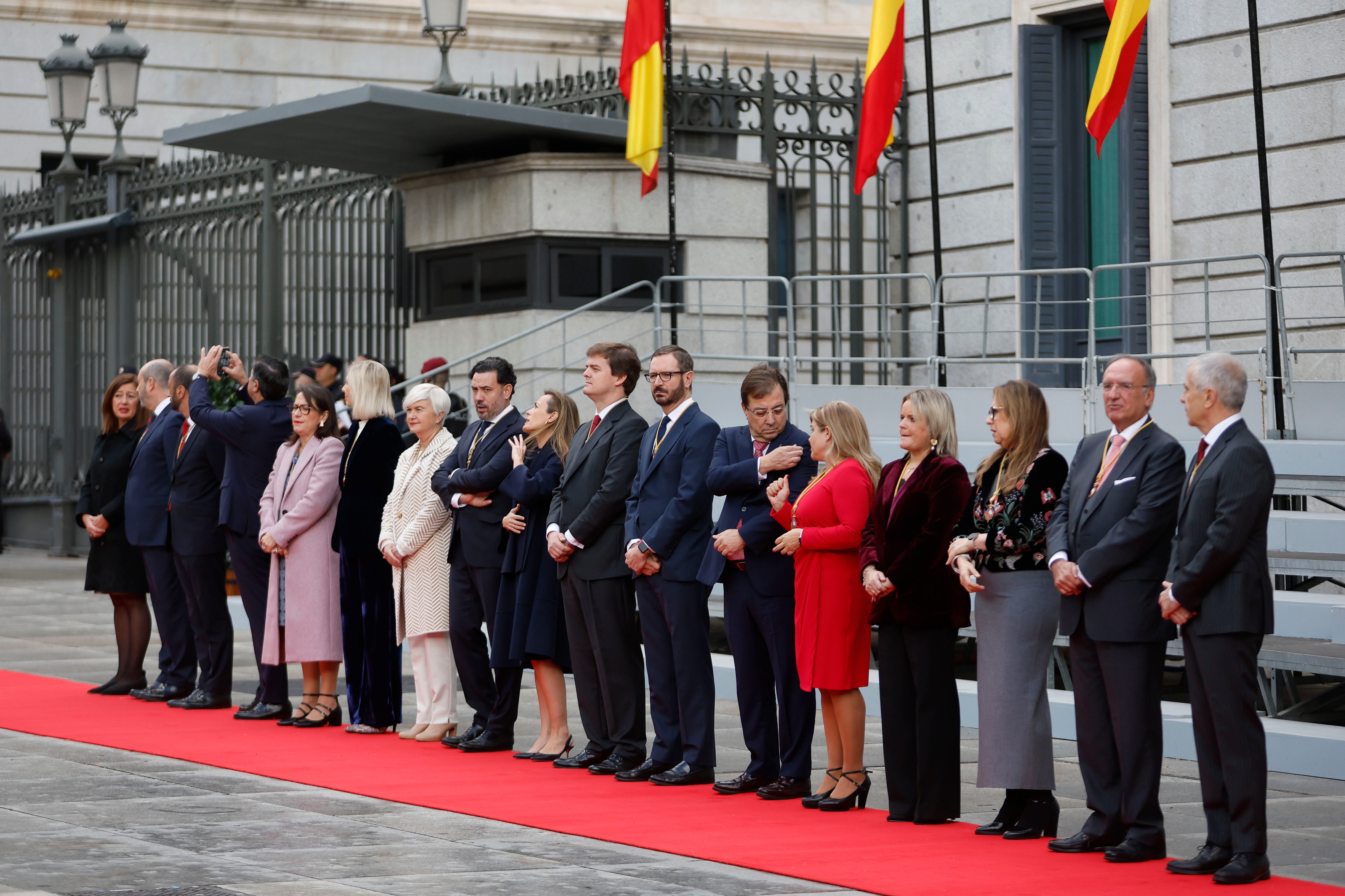 Los miembros de la Mesa de Congreso y del Senado esperan la llegada de los Reyes y de la Princesa Leonor 