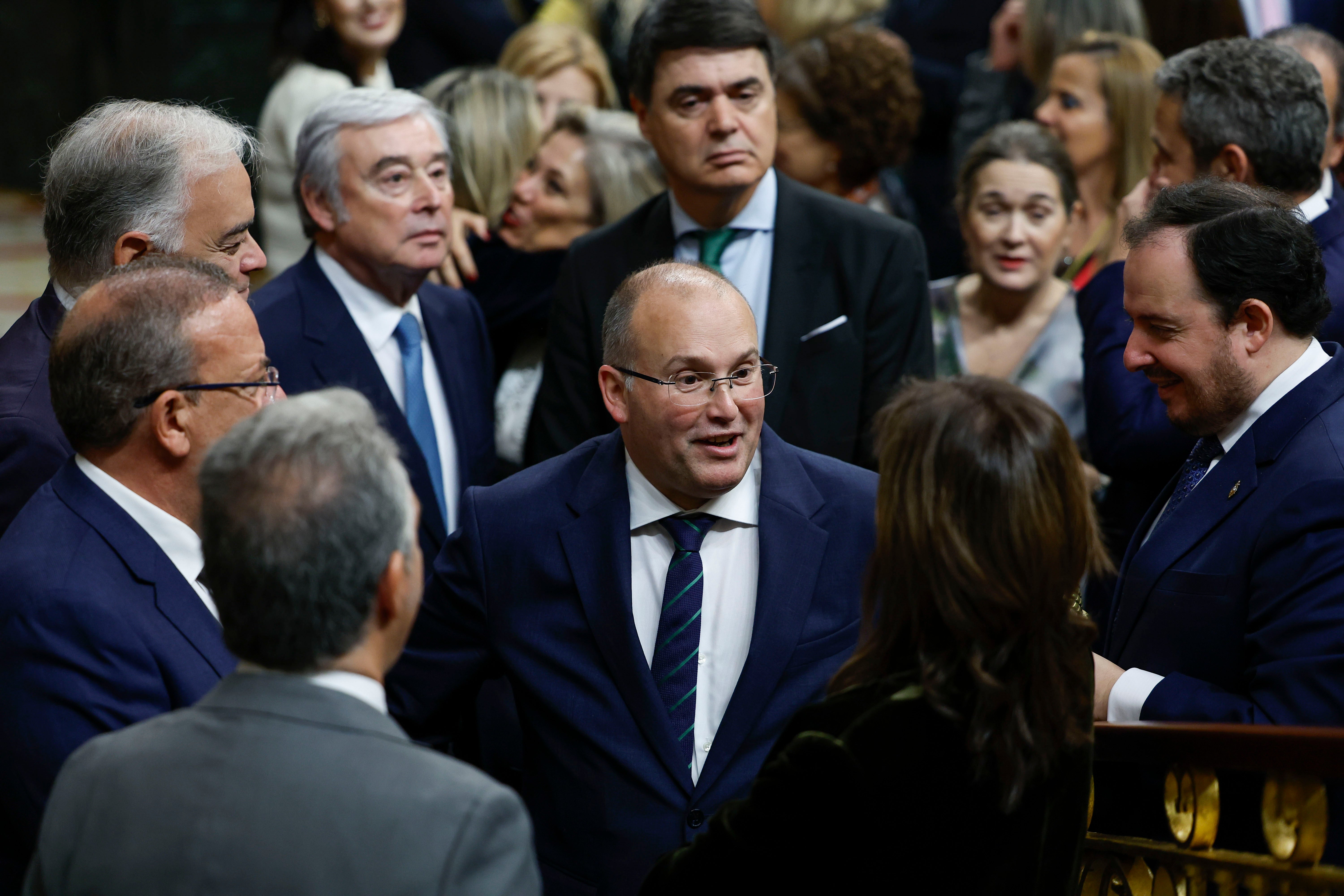 El nuevo portavoz del PP en el Congreso, Miguel Tellado, conversa con los miembros de su grupo parlamentario