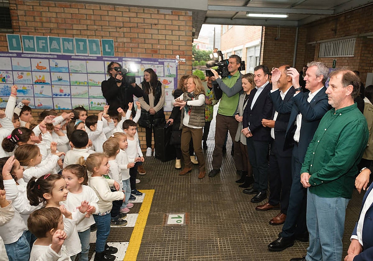 Alfonso Rueda y Román Rodríguez siendo recibidos por el alumnado del CEIP de Lourido (Pontevedra)