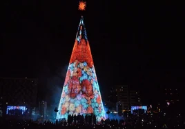 Cómo ir a ver el árbol gigante de Navidad de Badalona en transporte público
