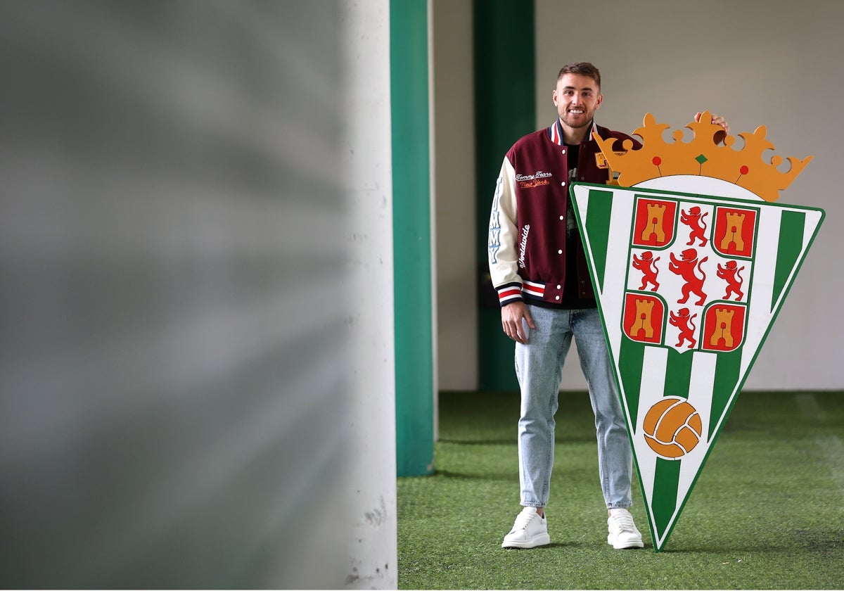 El delantero del Córdoba Antonio Casas, este miércoles con un escudo del club en El Arcángel