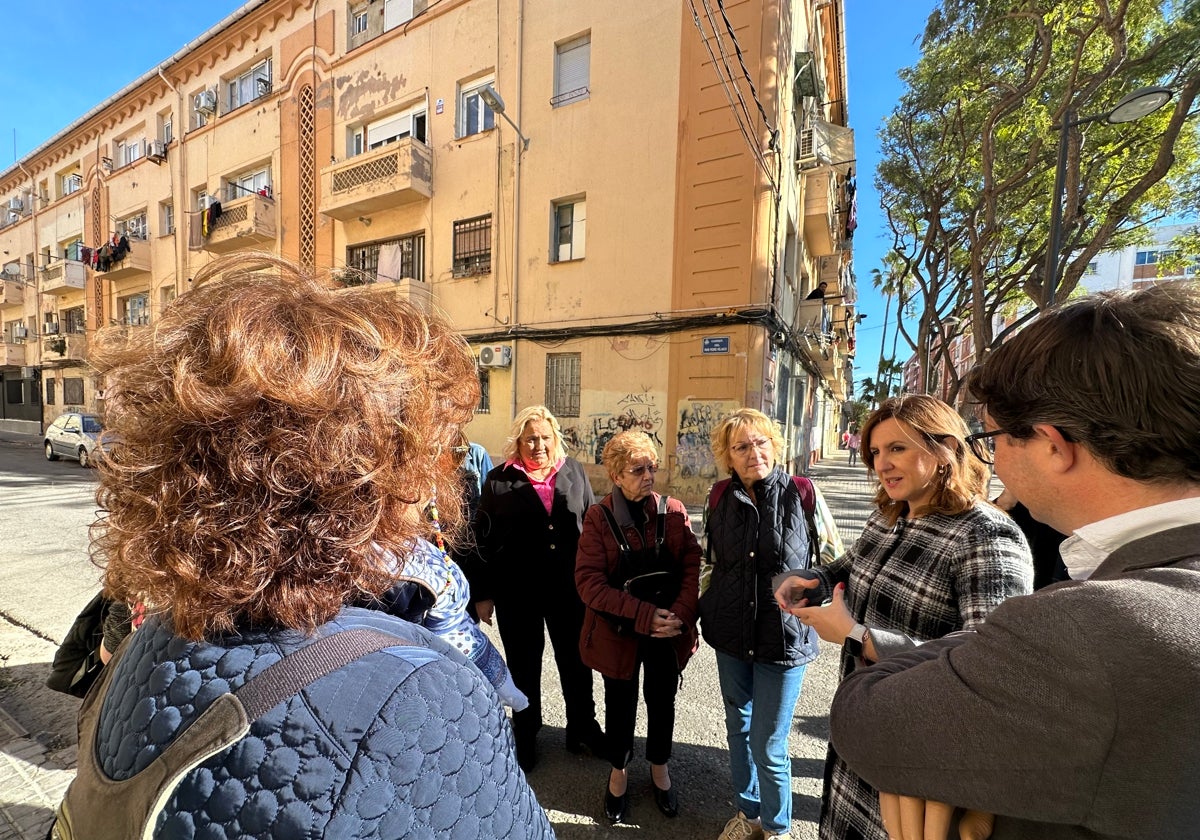 Imagen de la alcaldesa de Valencia, María José Catalá, durante su visita a las Casitas Rosas