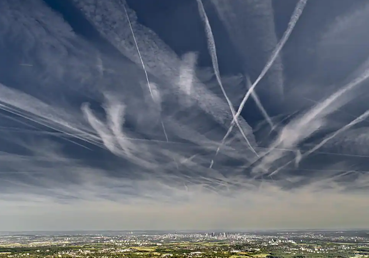 Imagen de archivo de unas chemtrails o nubes de hielo en el cielo