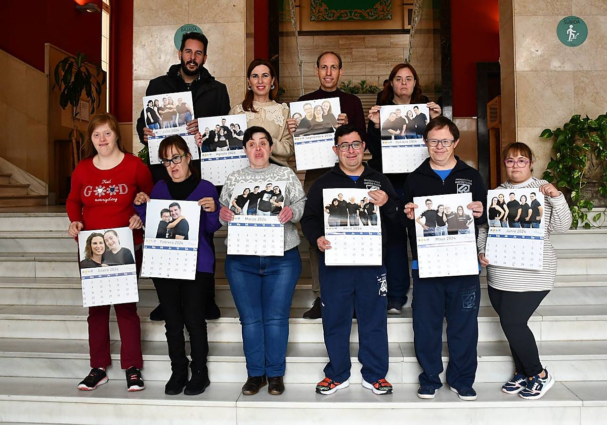 Los chicos que han participado en el calendario junto al vicepresidente Daniel Arias