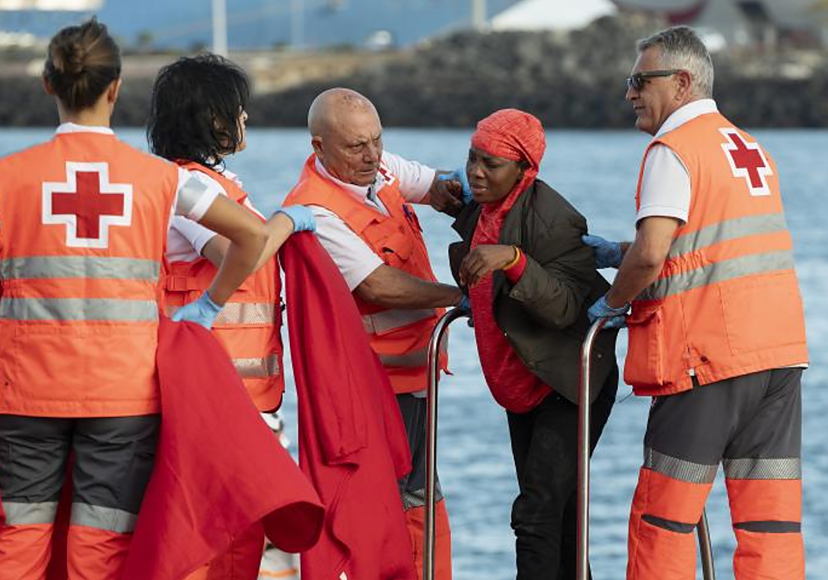 La Salvamar Al Nair ha rescatado a los ocupantes de una neumática que intentaban llegar a Lanzarote