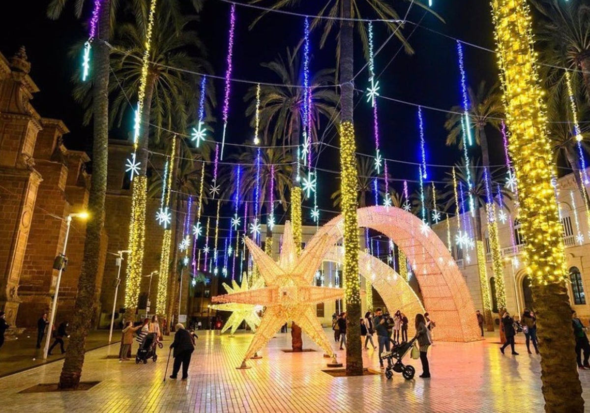 Iluminación de Navidad en la Plaza de la Catedral de Almería en 2022.
