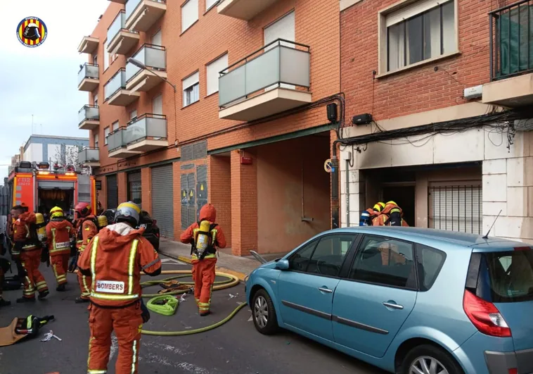 Bomberos sofocan un incendio registrado en la localidad valenciana de Burjassot