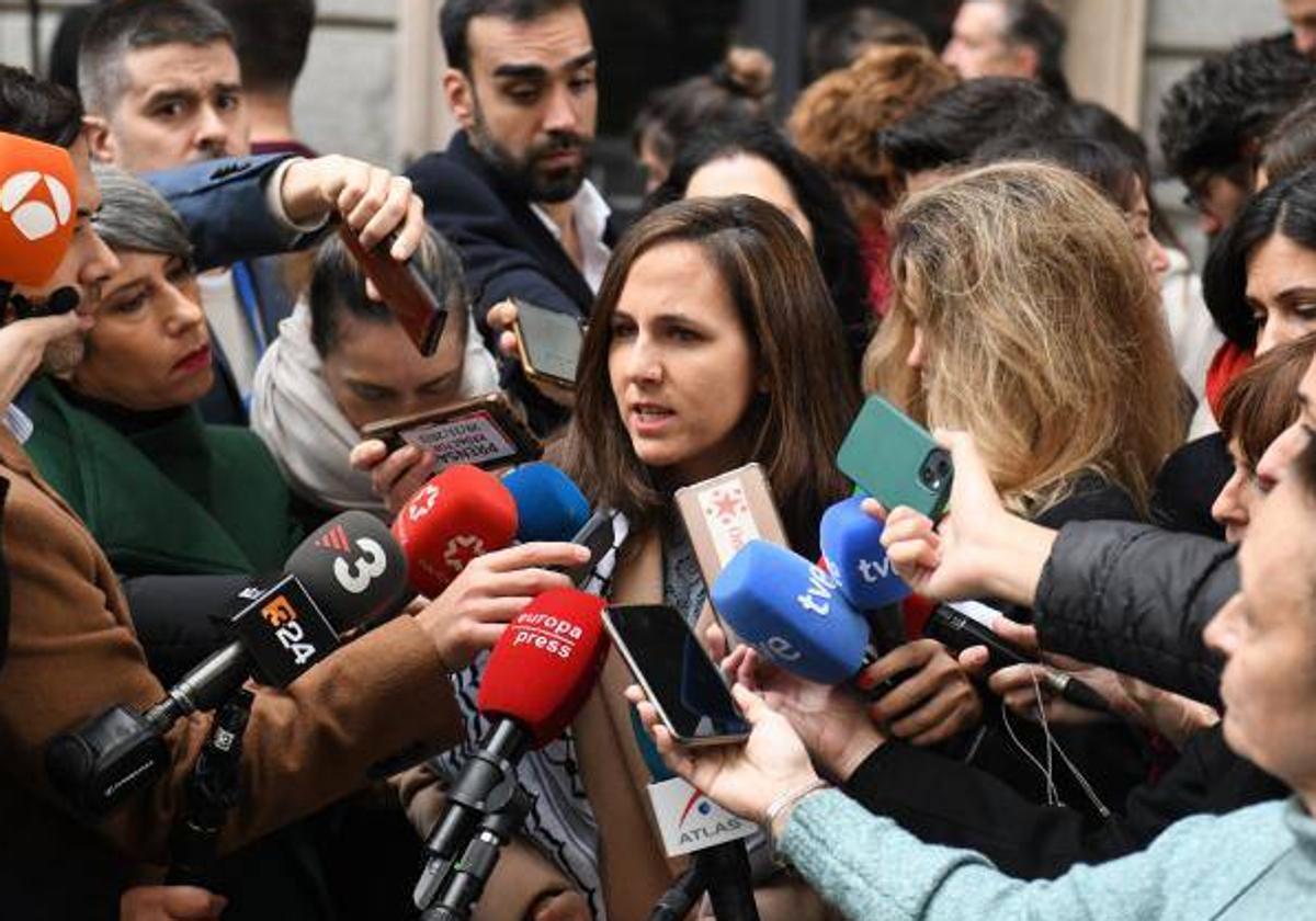 La secretaria general de Podemos, Ione Belarra, atiende a medios a su llegada a la Solemne Sesión de Apertura de las Cortes Generales de la XV Legislatura, en el Congreso de los Diputados