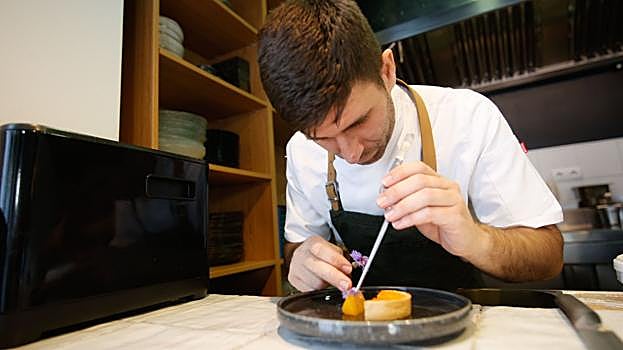 Paco Villa, preparando un plato en Terra Olea