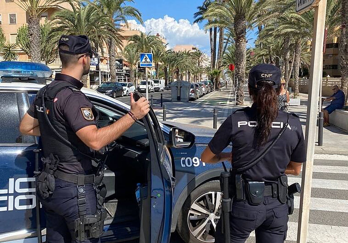 Imagen de archivo de dos agentes de Policía Nacional en Elche