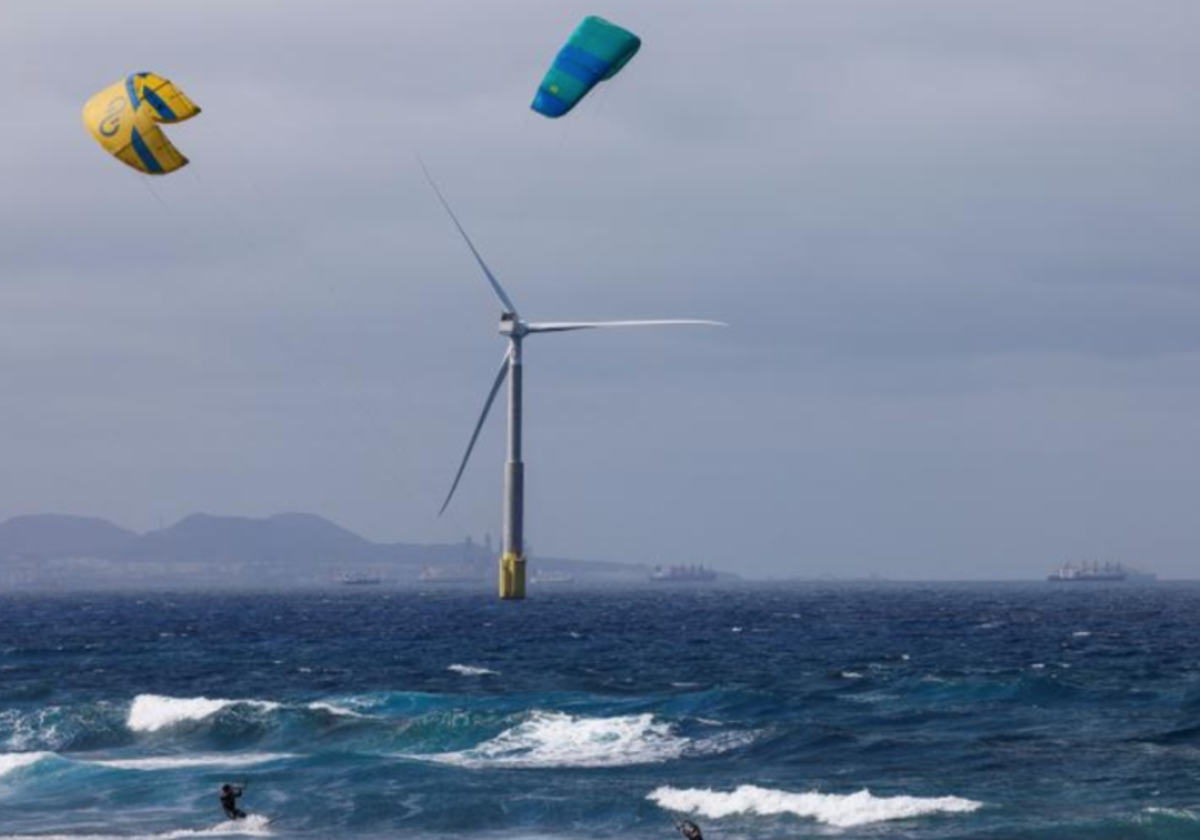 Molinos de eólica marina y windsurf en foto de archivo de la costa de Gran Canaria