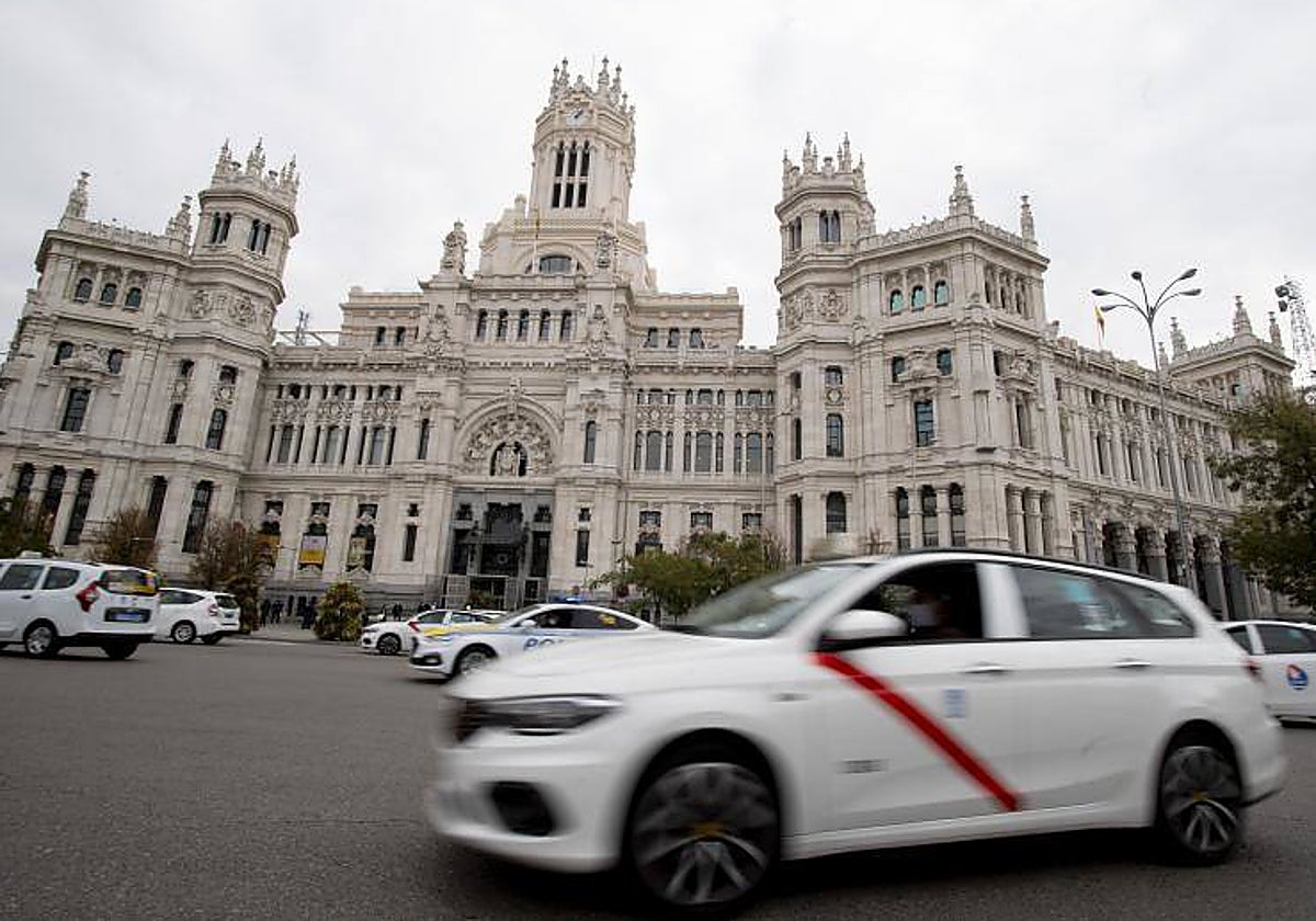 Un taxi circulando por Madrid durante una protesta del sector