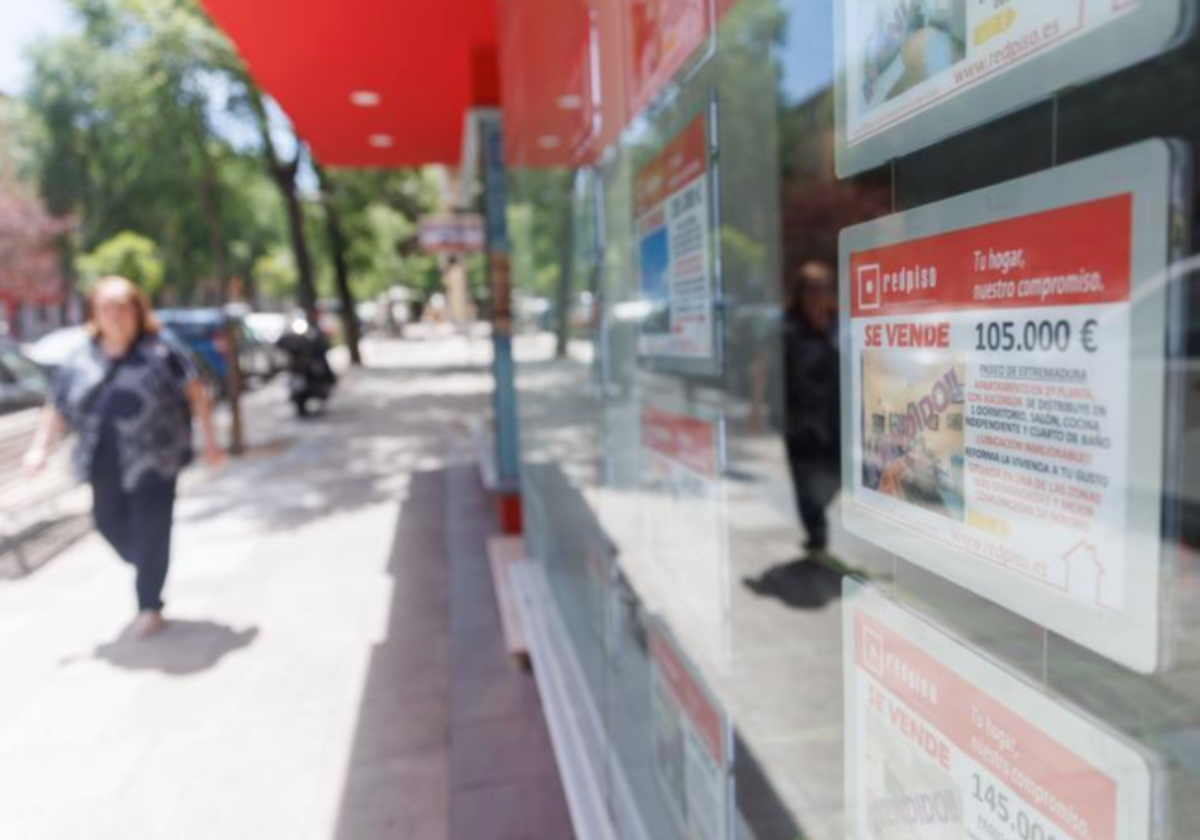 Escaparate de una agencia inmobiliaria en Madrid, en foto de archivo